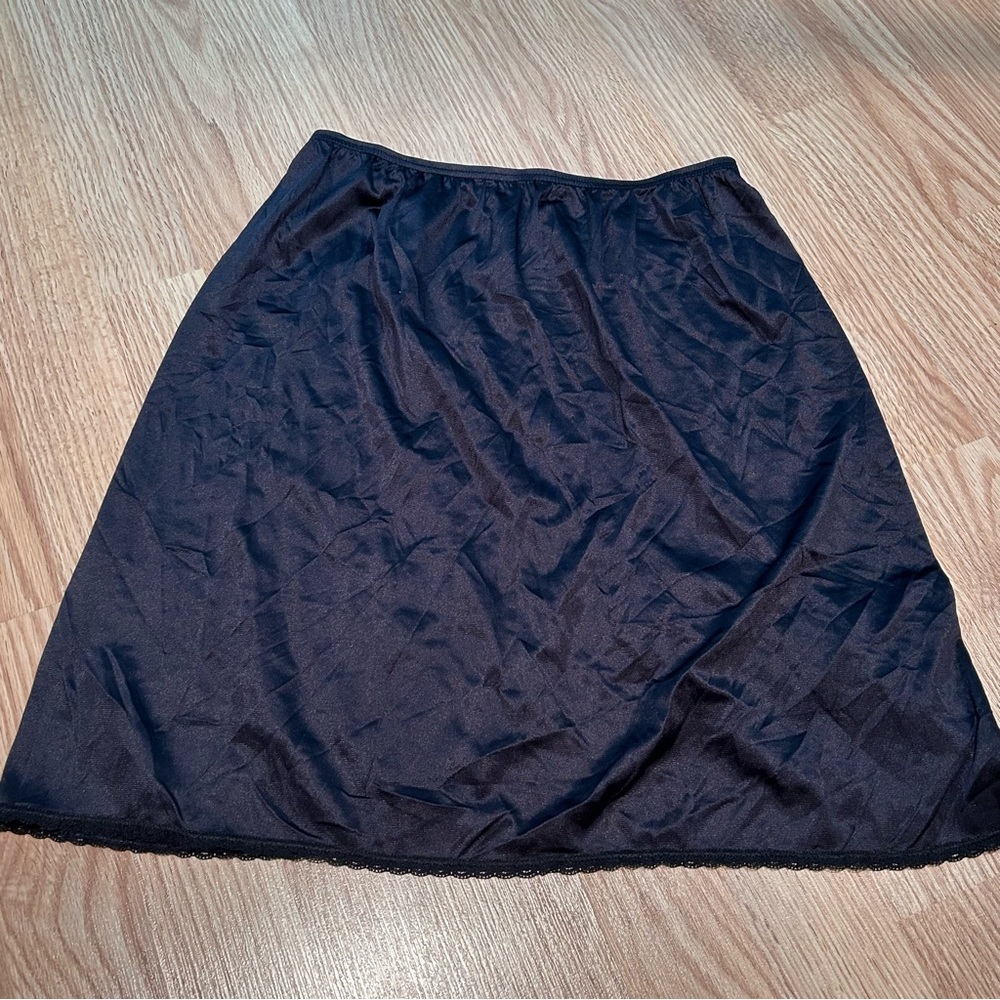Vassarette black skirt‎ slip medium